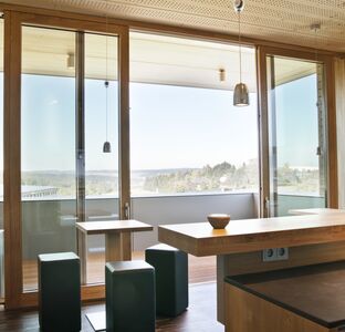 Theke und Sitzgruppe in Eiche und Barhocker POMP Leder Schwarz