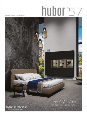 Titelbild des Kundenmagazins hubor°57. Zu sehen ist ein modernes Schlafzimmer mit Boxspringbett und einem dunklen Hängeschrank.