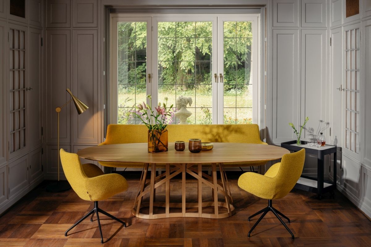Esstisch oval aus Massivholz mit gelber Sitzbank und Esszimmerstühlen